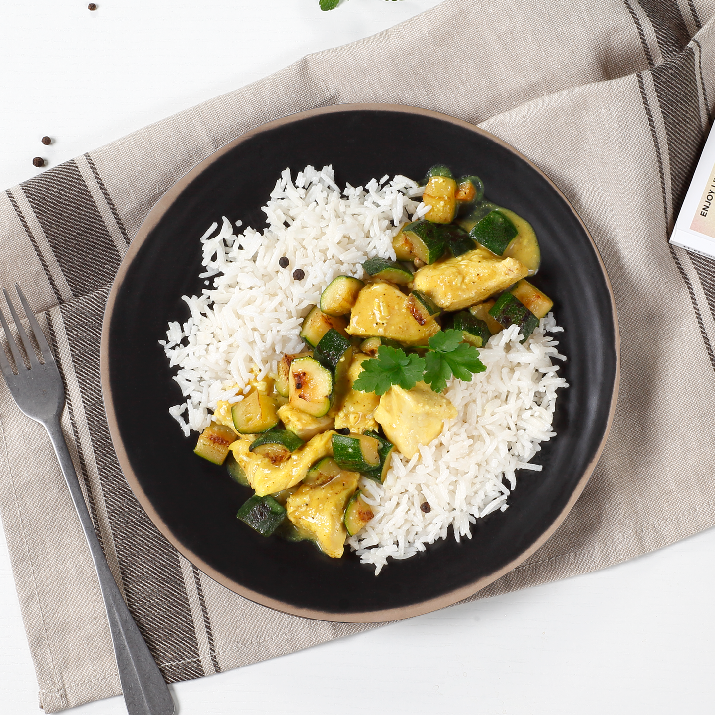 Riso basmati, bocconcini di pollo con curry, zucchine