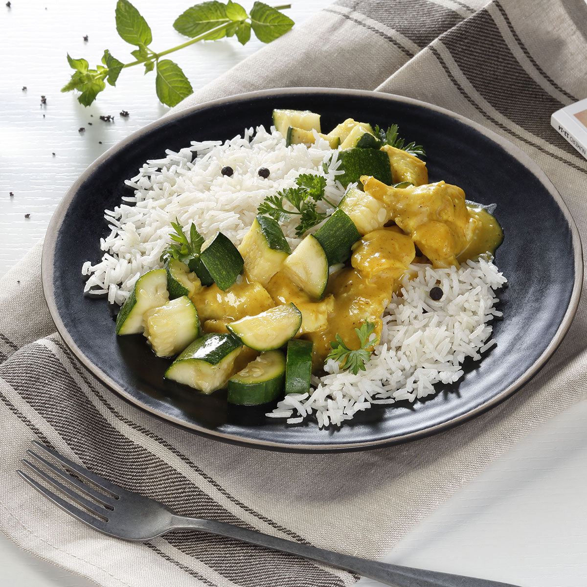 Riso basmati, bocconcini di pollo con curry, zucchine